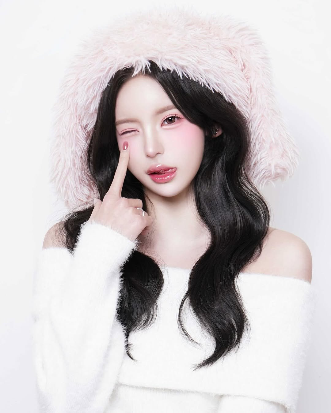 Photo shared by Fave on December 21, 2025 tagging @hxozu.o8. May be an image of one or more people, hair, makeup, hat and text.