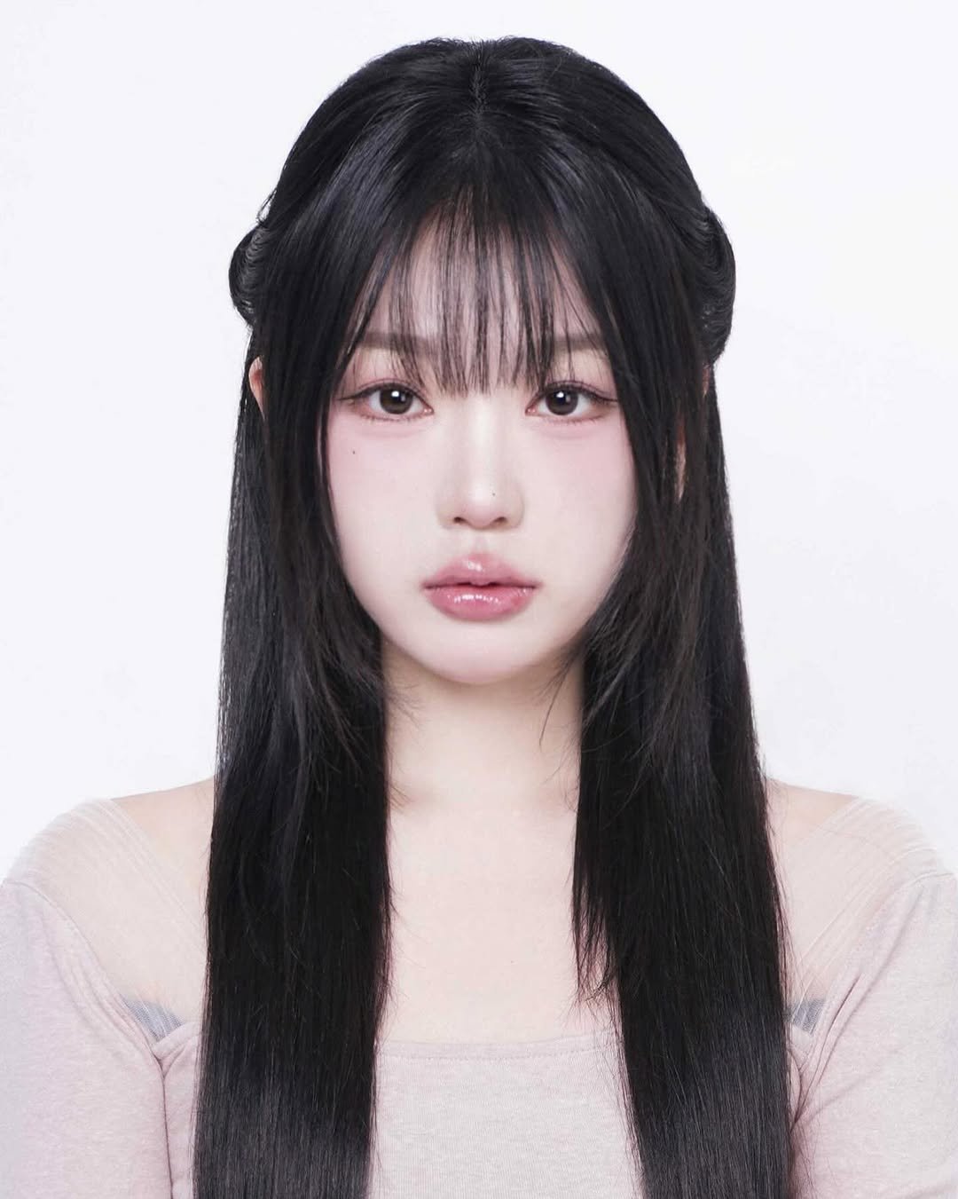 Photo shared by Fave on November 12, 2025 tagging @da9an9, and @favestudio_beauty. May be an image of one or more people, bangs, braids, makeup, long hair and text.