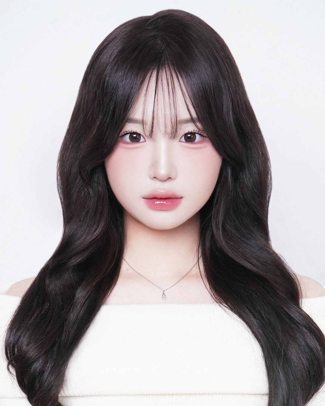 Photo shared by Fave on December 06, 2025 tagging @suu.___0, and @favestudio_beauty. May be an image of one or more people and bangs.