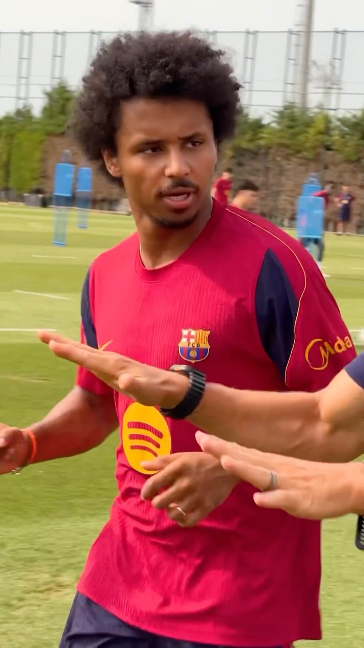 fcbarcelona 게시물 이미지: Karim Adeyemi’s first training session with Barça 💙❤️