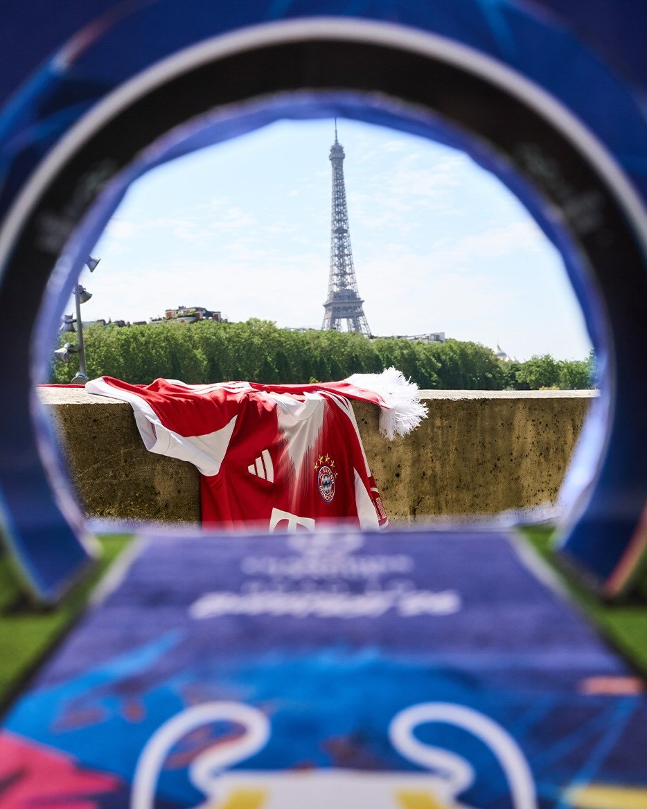 Photo by FC Bayern on April 28, 2026. May be an image of the Arc de Triomphe and text.