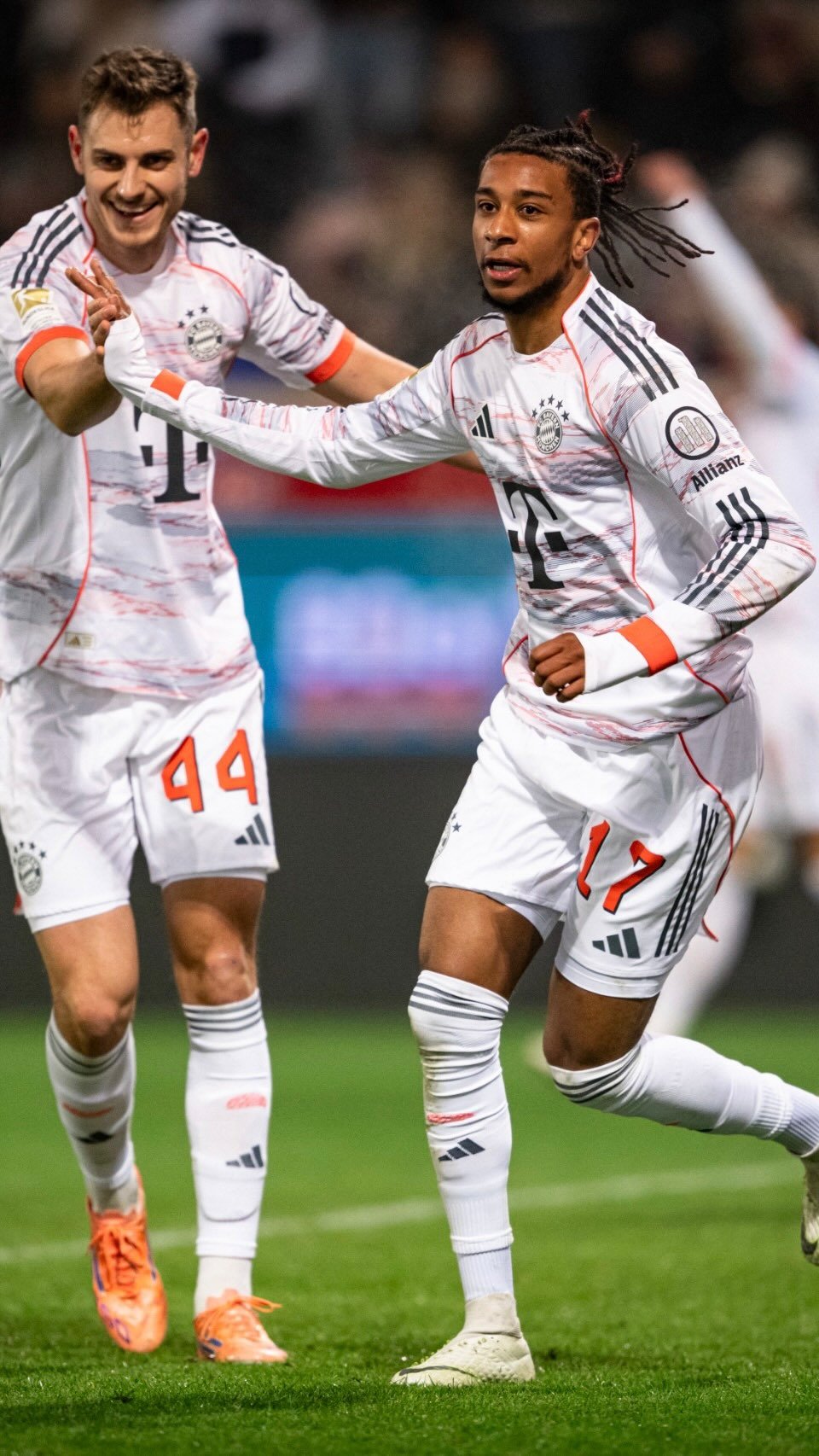 fcbayern 게시물 이미지: Bringing them 𝑪𝒉𝒓𝒊𝒔𝒕𝒎𝒂𝒔 𝒎𝒐𝒗𝒆𝒔 to the pitch 🕺😄