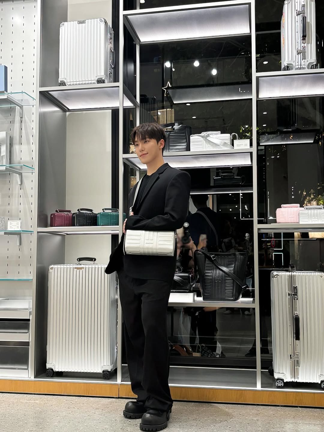 Photo shared by 이찬 on October 03, 2025 tagging @rimowa.