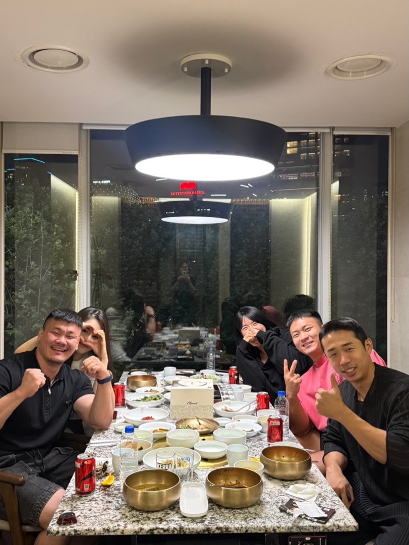 feeel_ 게시물 이미지: 식구들과 근사한 자리에서 맛있는 식사를 하며, “다음에 또 오자” 하고 웃으며...