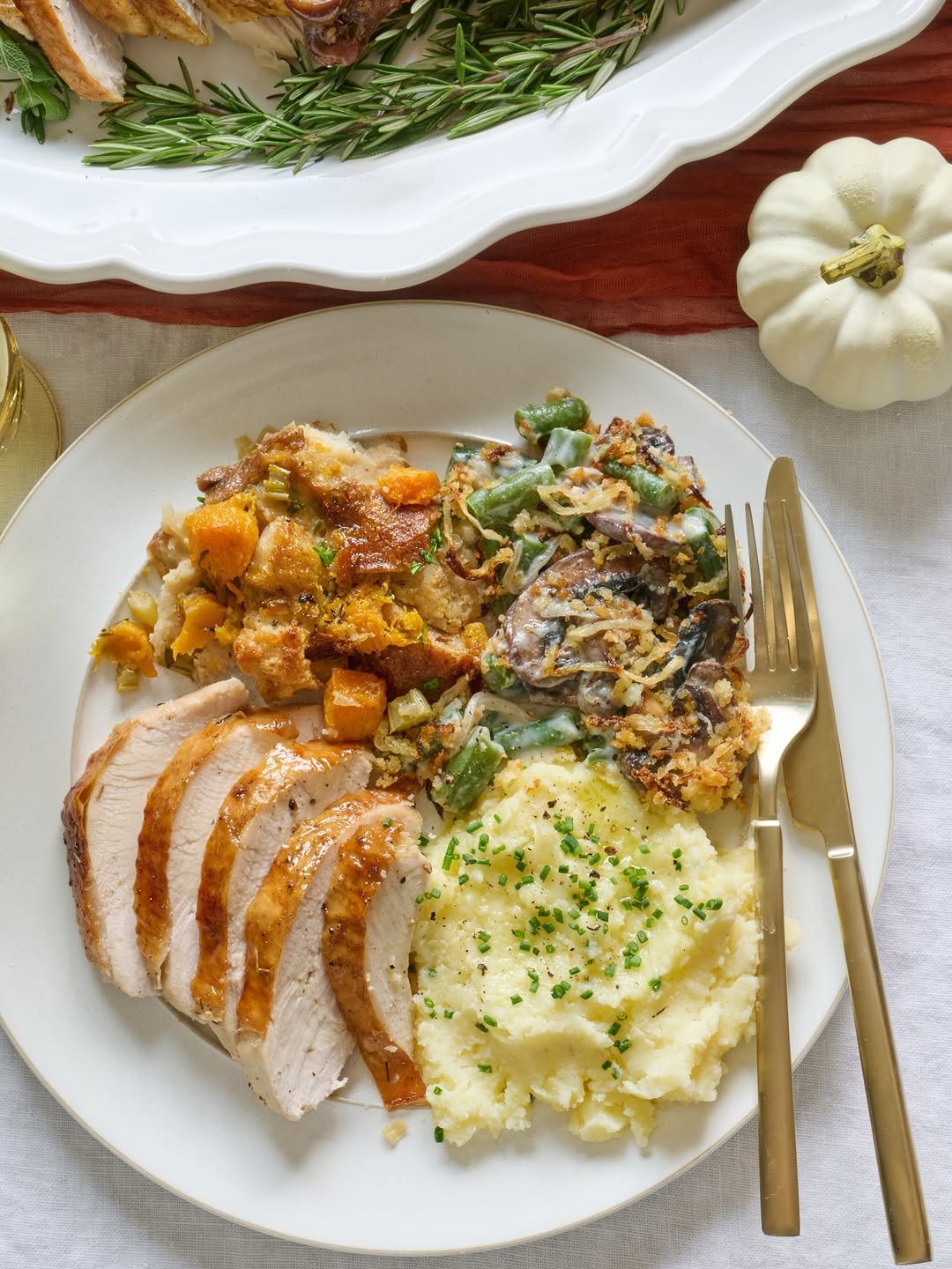 Photo by Yumna | Feel Good Foodie on November 27, 2025. May be an image of turkey, green beans, mashed potatoes and text.