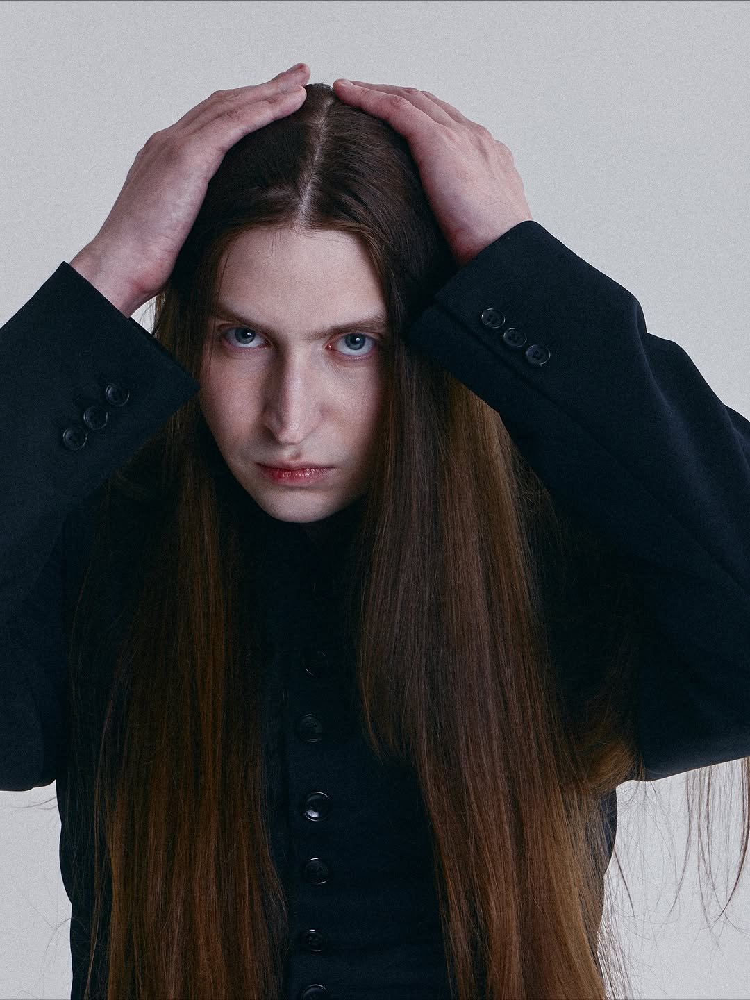 Photo by Felipe Bressanim on October 16, 2025. May be an image of one or more people, makeup, long hair, turtleneck and text.