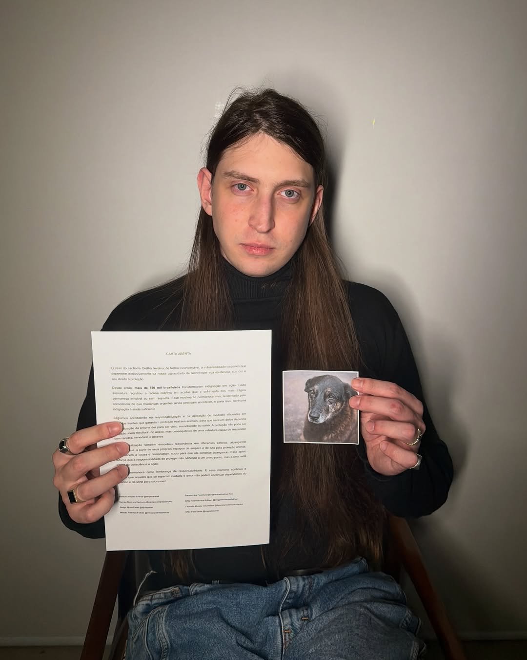 Photo by Felipe Bressanim on February 18, 2026. May be an image of one or more people, makeup, turtleneck, typewriter, magazine and text.