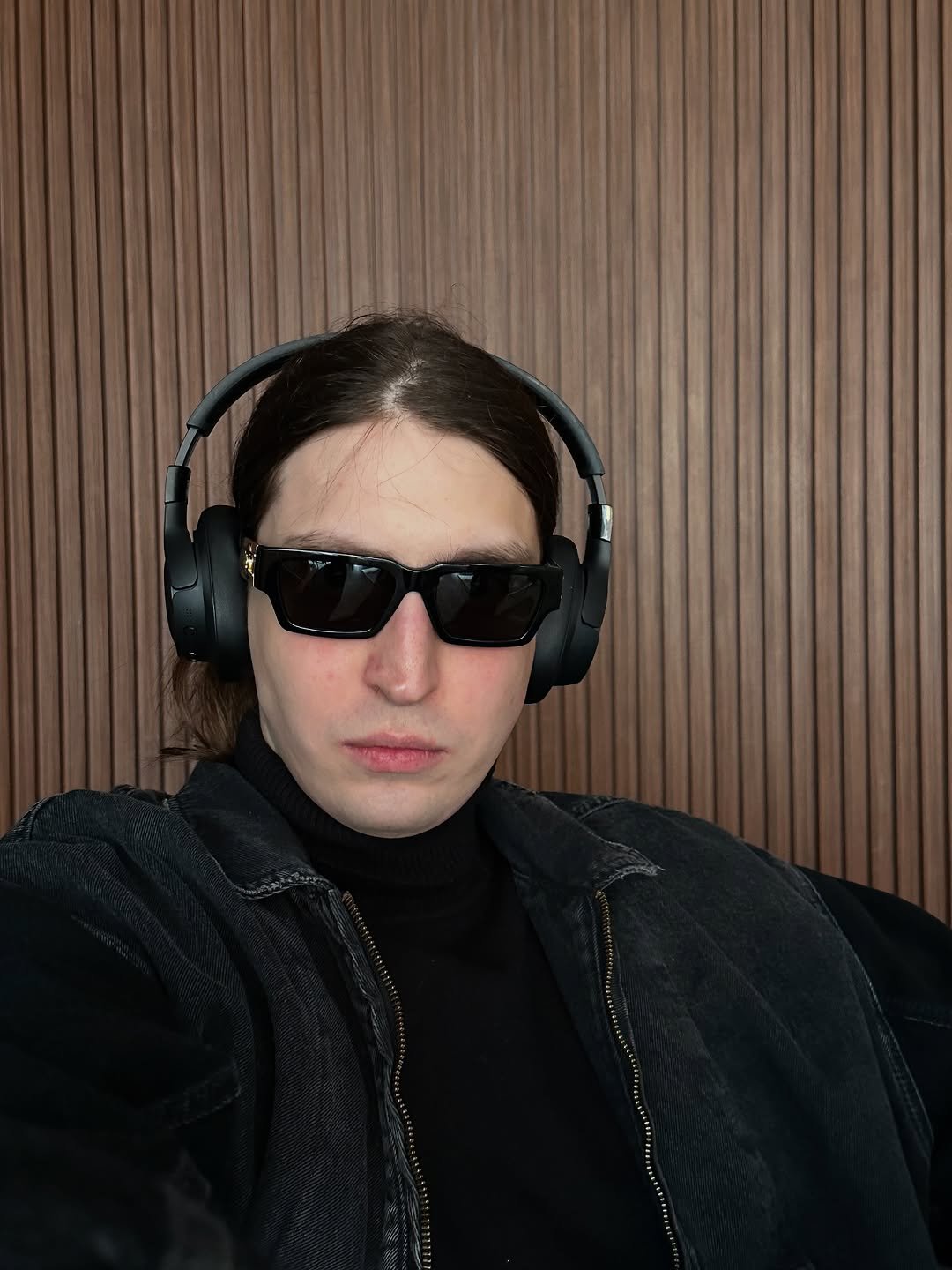 Photo by Felipe Bressanim on September 02, 2025. May be an image of 1 person, glasses, portable cassette player, sunglasses and text.