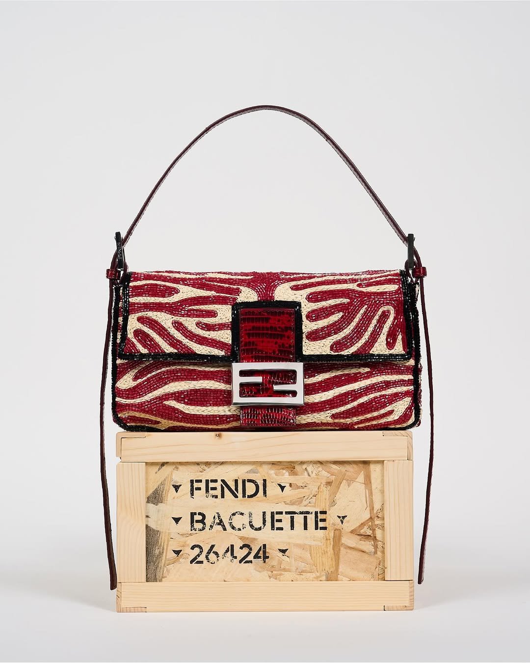 fendi 게시물 이미지: A Baguette® 26424 Re-Edition crafted with...