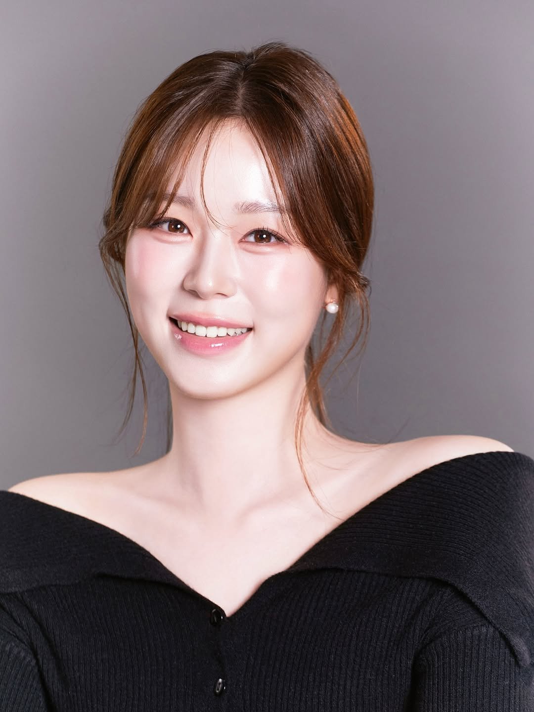Photo shared by 프로필 사진 전문 | FF STUDIO on September 15, 2025 tagging @donkeyphoto, @yoojaewook__, and @ff__studio_. May be an image of one or more people, hair, makeup and text.