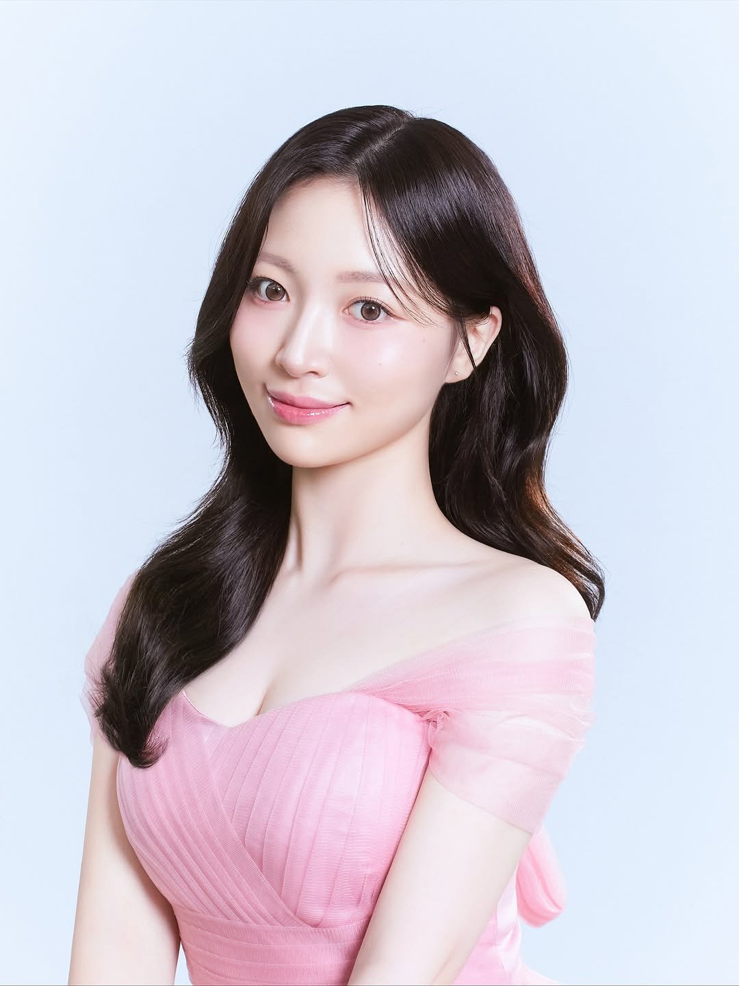 Photo shared by 프로필 사진 전문 | FF STUDIO on October 31, 2025 tagging @donkeyphoto, @yoojaewook__, and @ff__studio_. May be an image of one or more people, makeup, hair, dress and text.