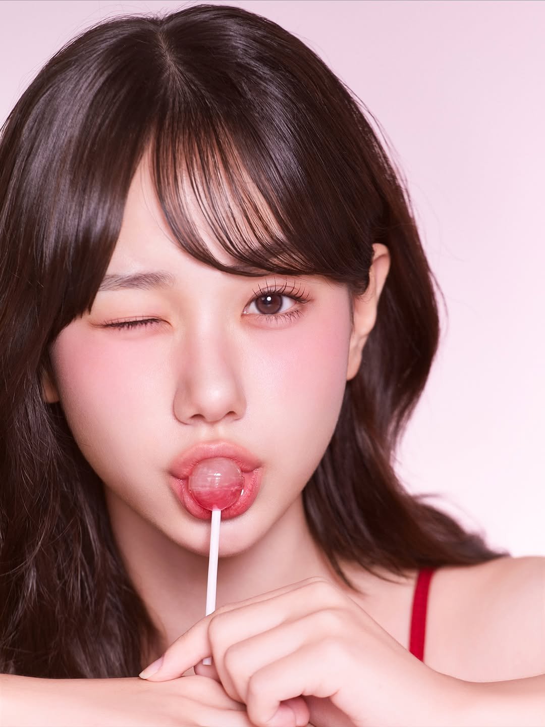 Photo shared by 프로필 사진 전문 | FF STUDIO on November 18, 2025 tagging @donkeyphoto, @yoojaewook__, and @ff__studio_. May be a closeup of one or more people, makeup, hair, people chewing bubblegum, lollipop and text.