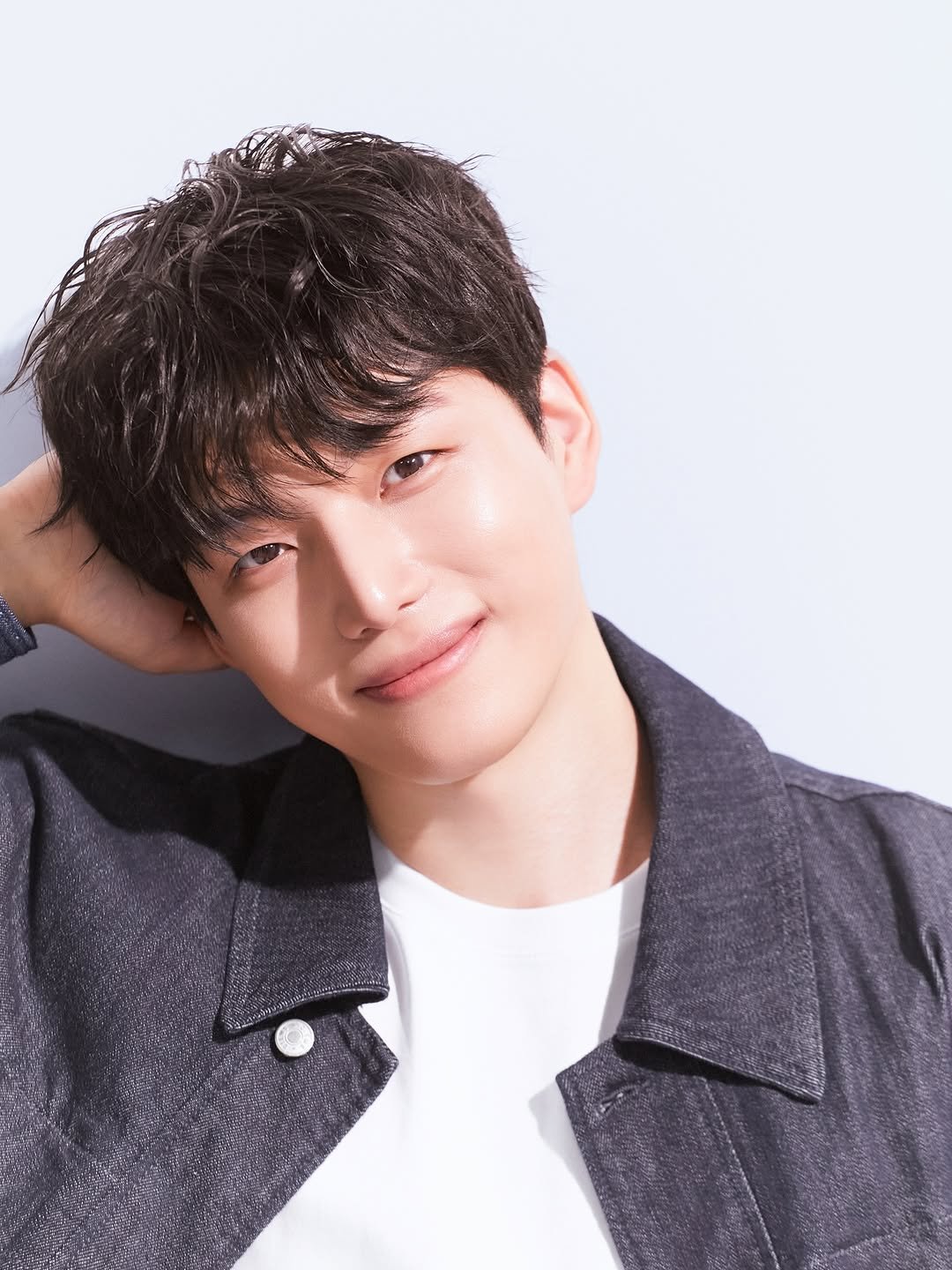 Photo shared by 프로필 사진 전문 | FF STUDIO on September 14, 2025 tagging @donkeyphoto, @yoojaewook__, @ff__studio_, and @ojae_fx. May be an image of one or more people and text.