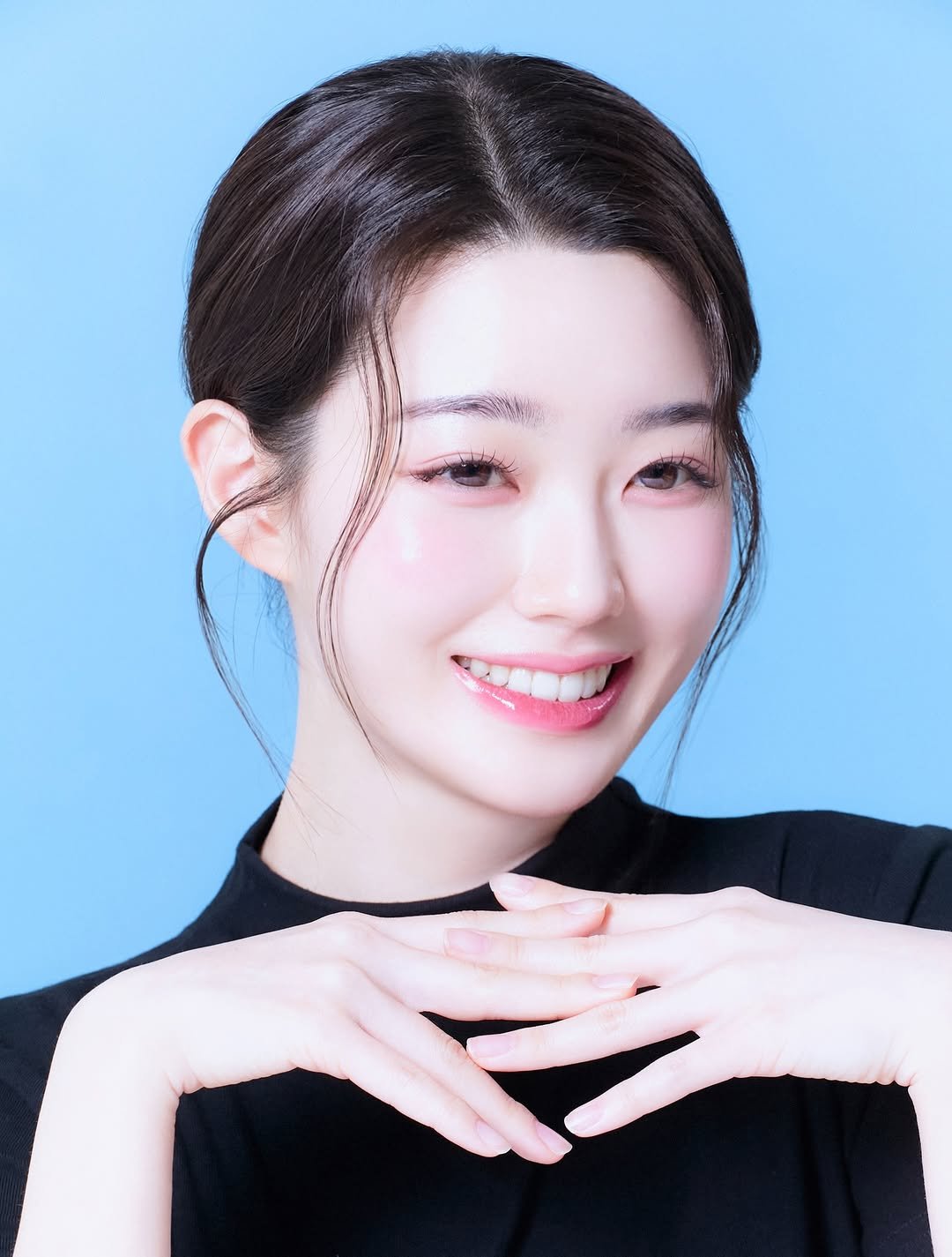 Photo shared by 프리미엄 프로필 사진 전문 | FF STUDIO on February 20, 2026 tagging @donkeyphoto, @yoojaewook__, and @ff__studio_. May be an image of one or more people, hair, makeup and text.