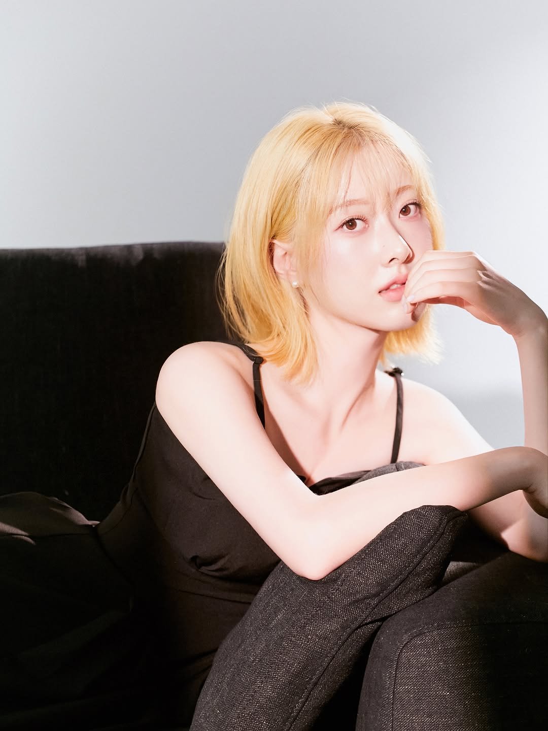 Photo shared by FF STUDIO 포토그래퍼 유재욱 on September 19, 2025 tagging @donkeyphoto, @yoojaewook__, @maybe_im_jisu, and @ff__studio_. May be an image of one or more people, blonde hair and text.