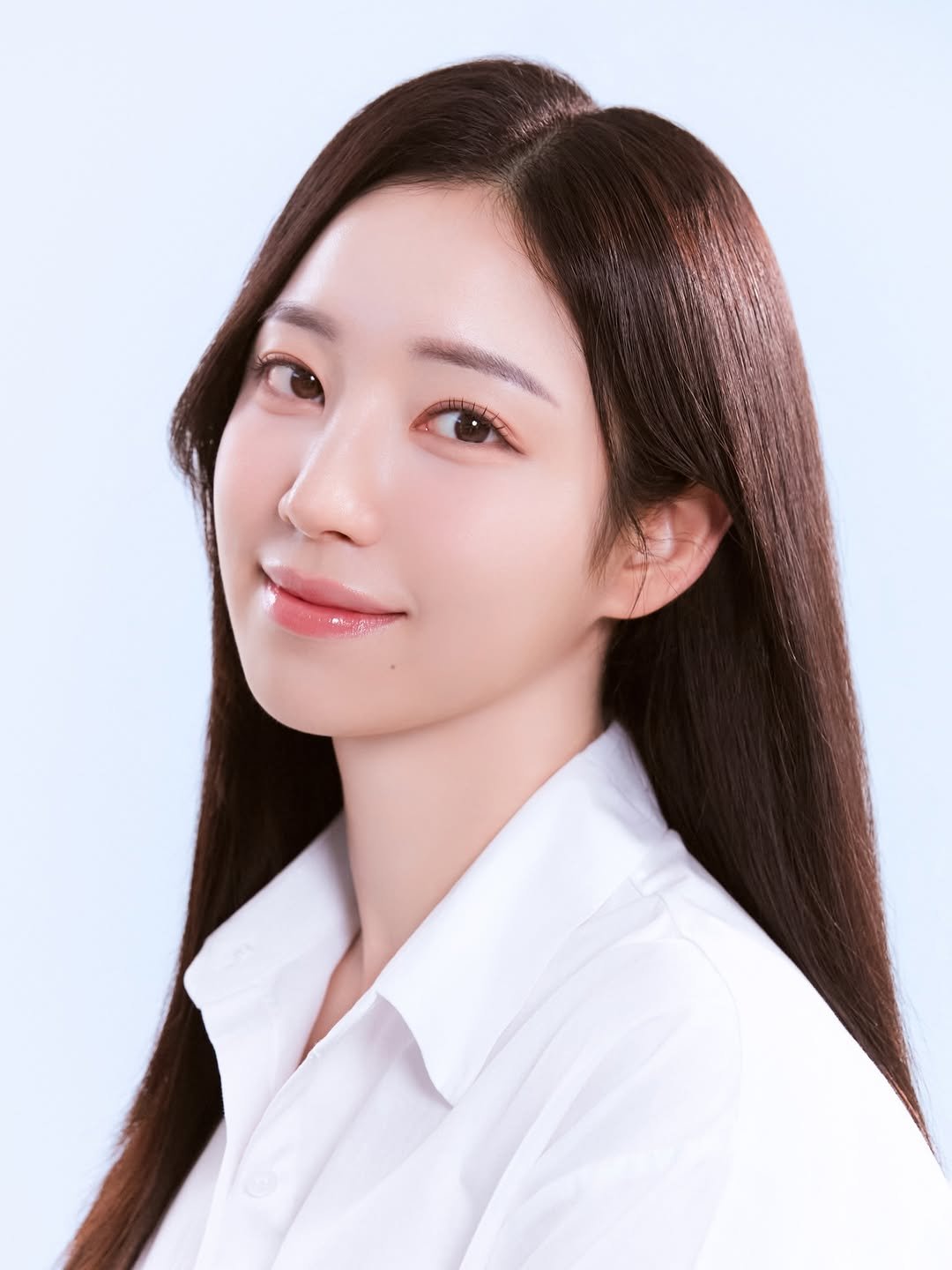 Photo shared by 프리미엄 프로필 사진 전문 | FF STUDIO on February 11, 2026 tagging @donkeyphoto, @yoojaewook__, and @ff__studio_. May be an image of one or more people, makeup, hair and text.