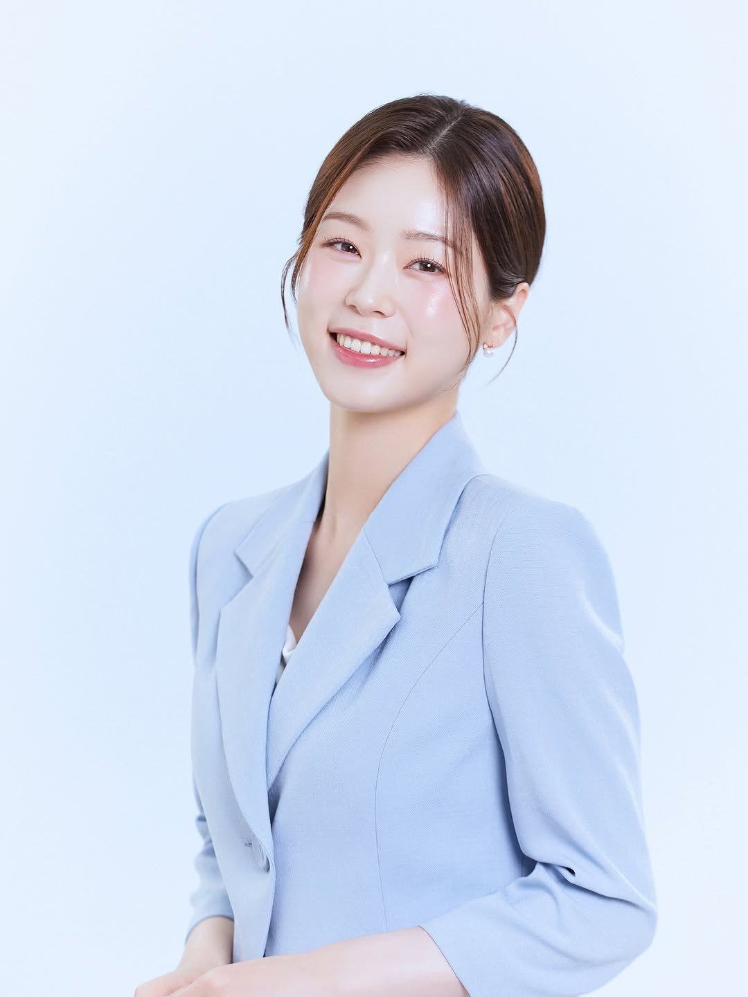 Photo shared by 프로필 사진 전문 | FF STUDIO on July 28, 2025 tagging @donkeyphoto, @yoojaewook__, and @ff__studio_. May be an image of 1 person, makeup, hair, blazer and text.