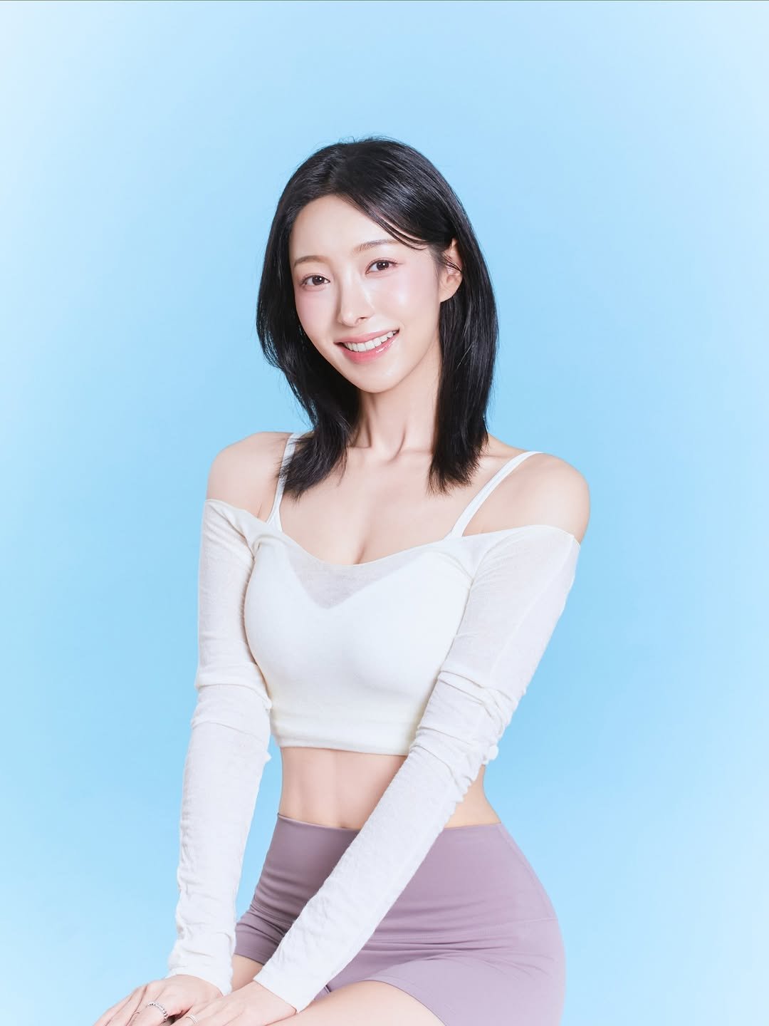 Photo shared by 프로필 사진 전문 | FF STUDIO on November 22, 2025 tagging @donkeyphoto, @yoojaewook__, @ff__studio_, and @hear.yours. May be an image of one or more people, hair, makeup, top, miniskirt, bra and text.