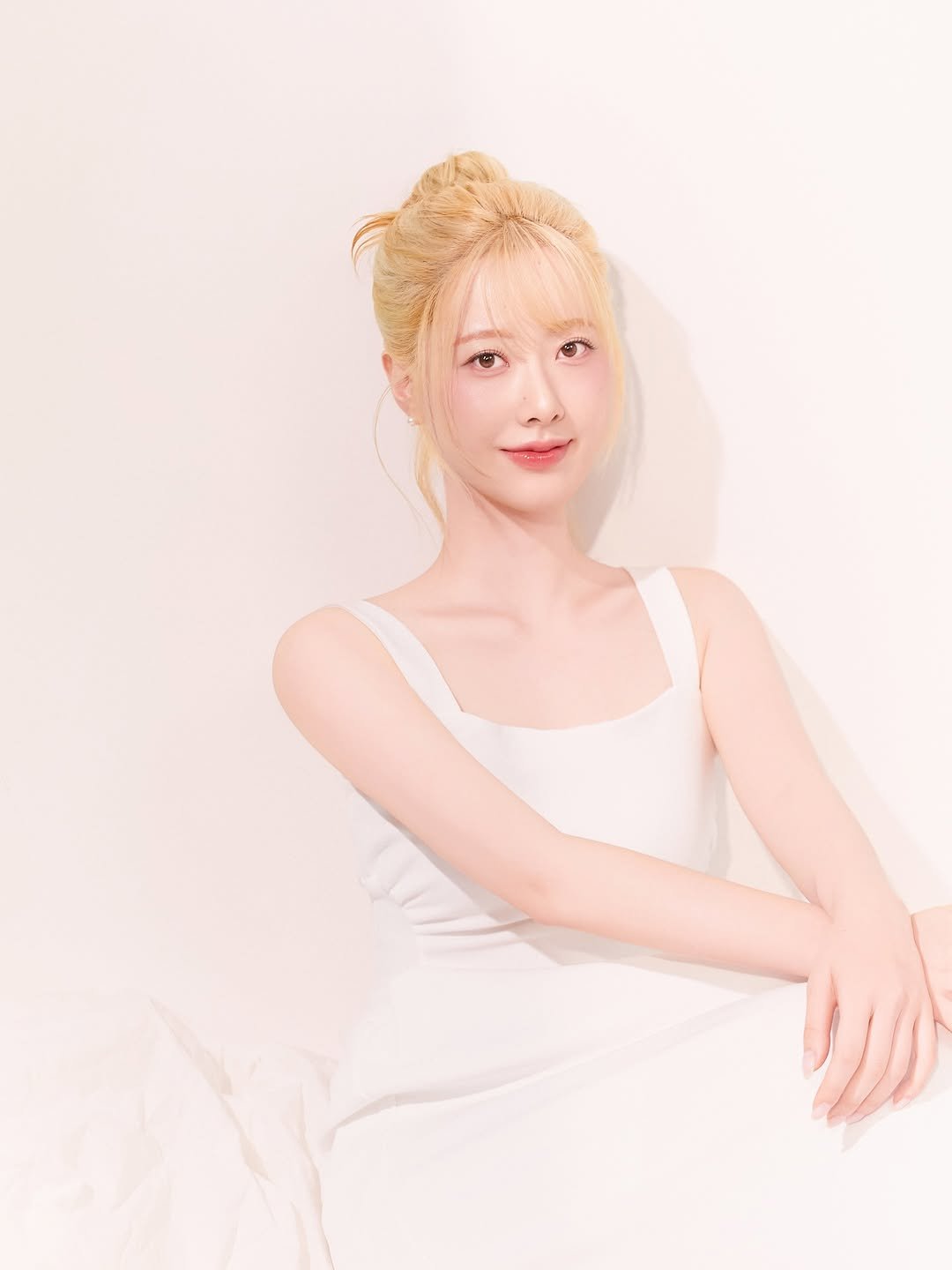 Photo shared by FF STUDIO 포토그래퍼 유재욱 on September 18, 2025 tagging @donkeyphoto, @yoojaewook__, @maybe_im_jisu, and @ff__studio_. May be an image of one or more people, makeup, hair, dress and text.