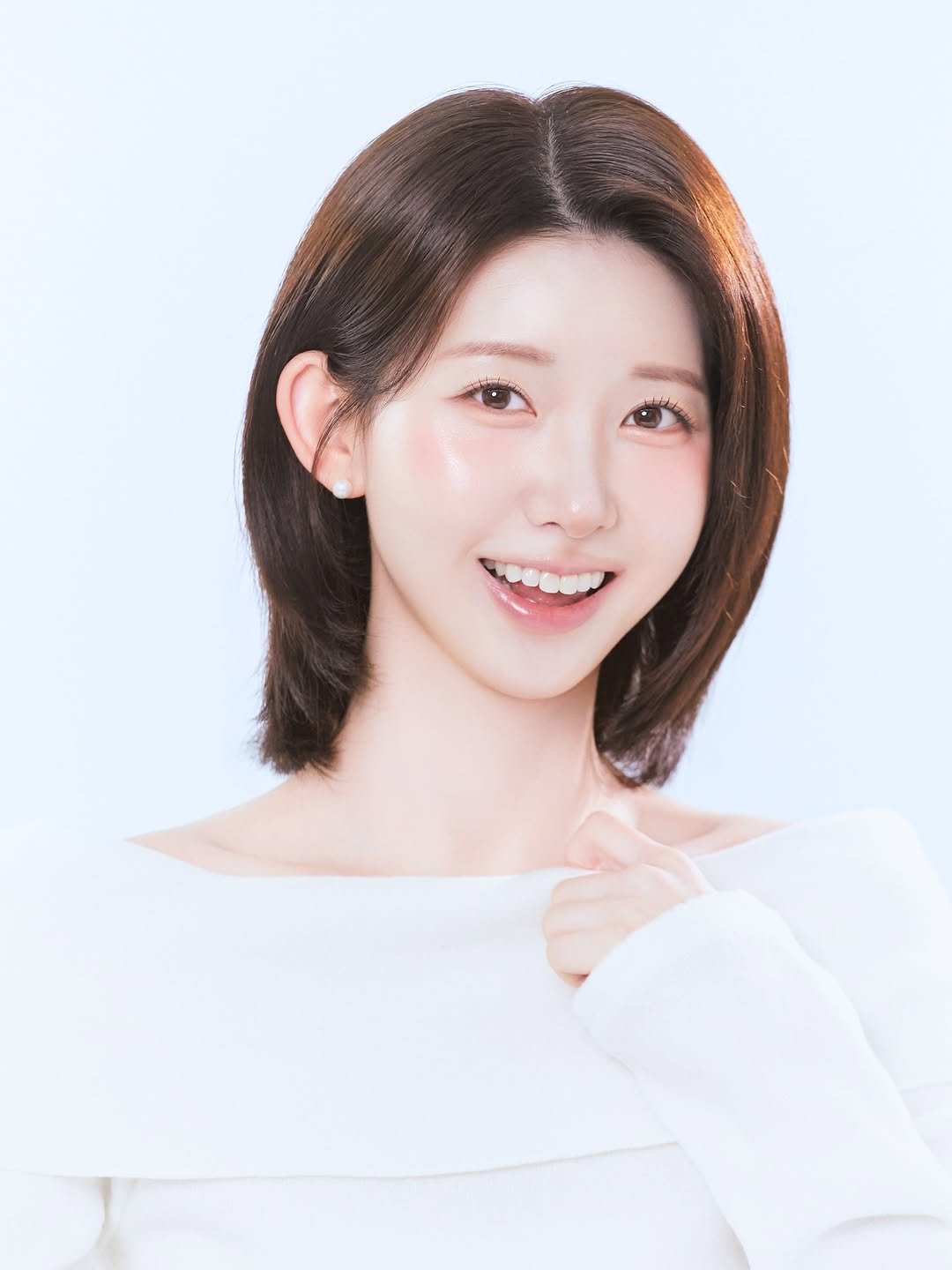 Photo by 프리미엄 프로필 사진 전문 | FF STUDIO in Seoul, Korea with @donkeyphoto, @yoojaewook__, and @ff__studio_. May be an image of one or more people, hair, makeup and text.