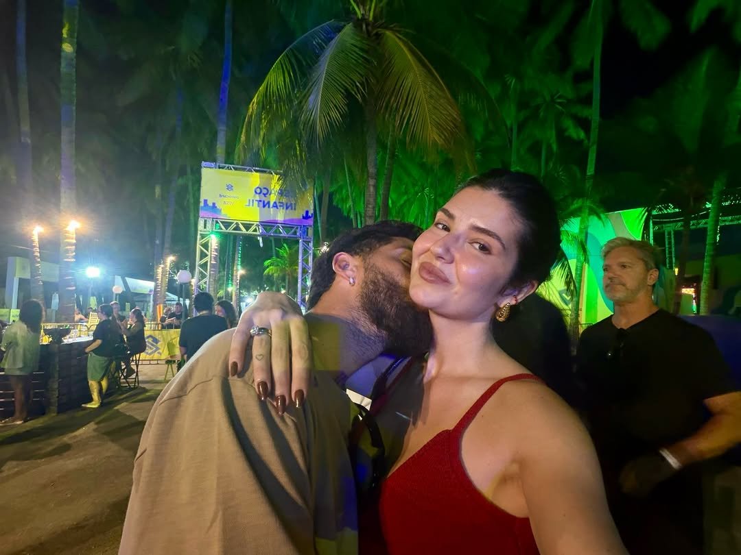 Photo shared by Filipe Toledo on December 13, 2025 tagging @bbnosesportes, @bancodobrasil, and @festivaltamojuntobb. May be an image of one or more people, people kissing, night and text.