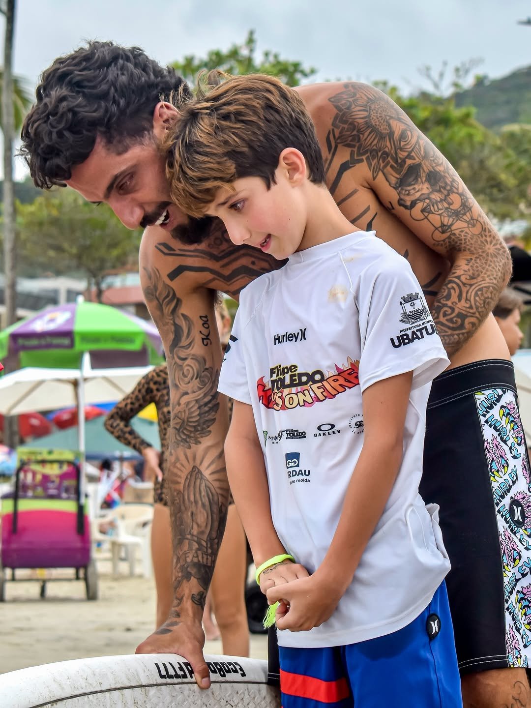 Photo shared by Ft77news | Portal de notícias on December 18, 2025 tagging @filipetoledo, @institutofilipetoledo, @ecoboardft77, and @kidsonfire77. May be an image of child, skateboard, top, wetsuit and text.