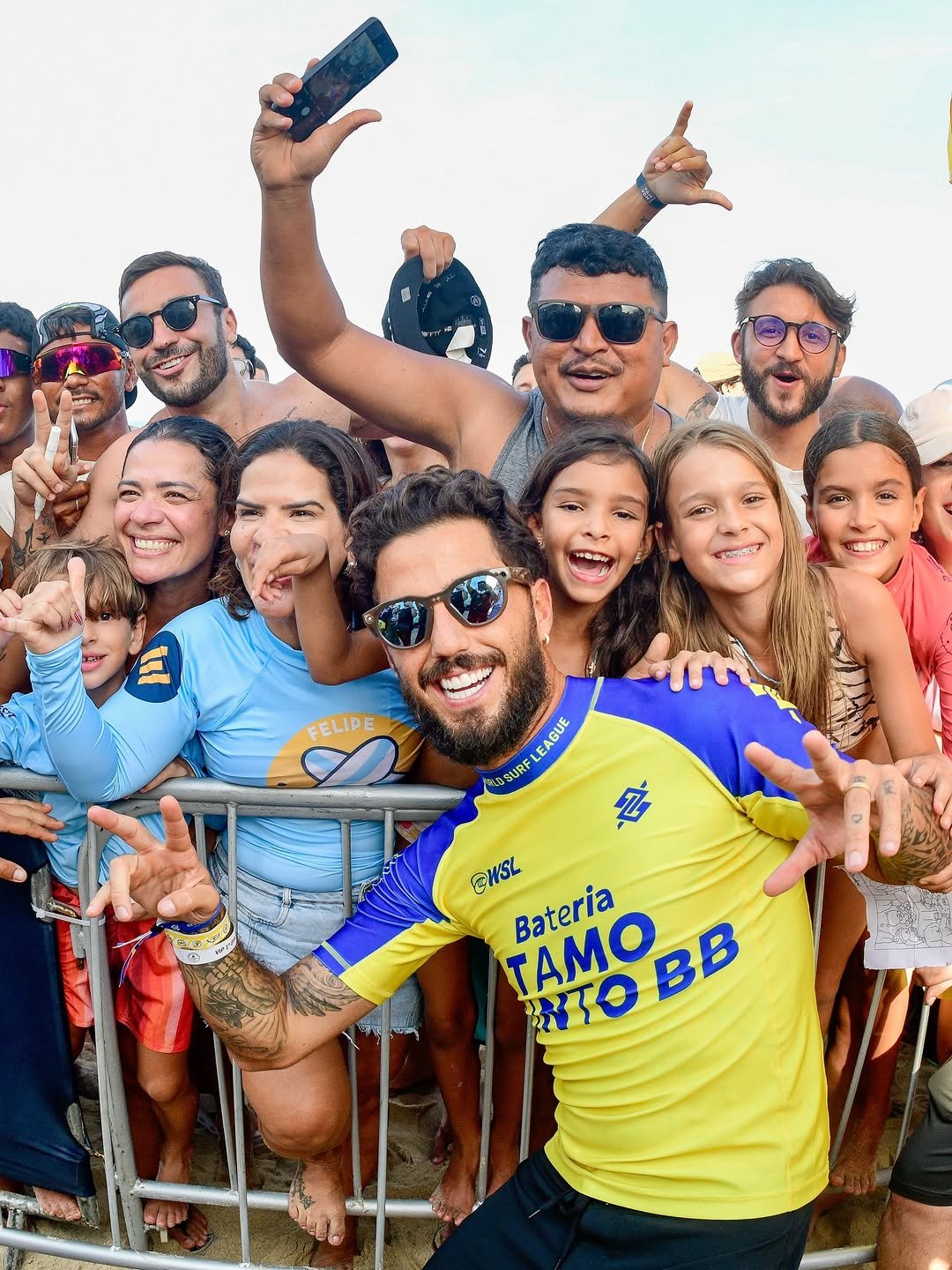 Photo shared by Ft77news | Portal de notícias on December 12, 2025 tagging @wsl, @filipetoledo, @bbnosesportes, @wslbrasil, and @festivaltamojuntobb. May be an image of one or more people, top, crowd, outdoors and text that says 'FELIDE EAGUE ESURF 고형 GHSL TAMO MTOBB NTO BB Bateria'.