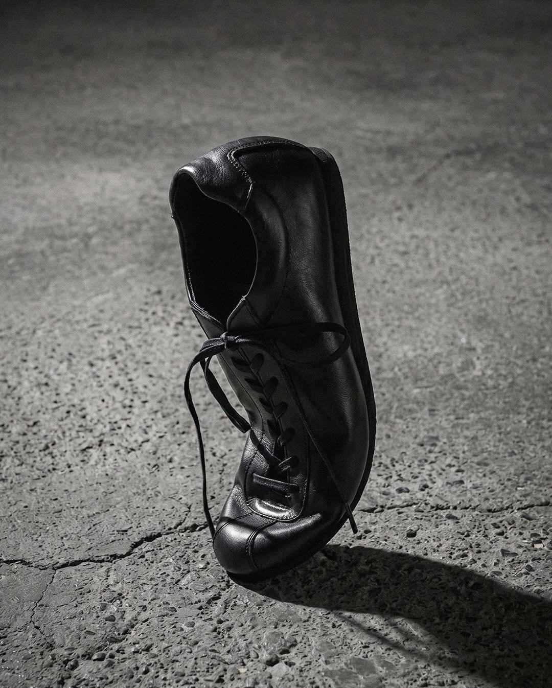 Photo by ️️️피렌체아뜨리에 on April 20, 2026. May be a black-and-white image of wingtip shoes, boots, toecap shoes and text.