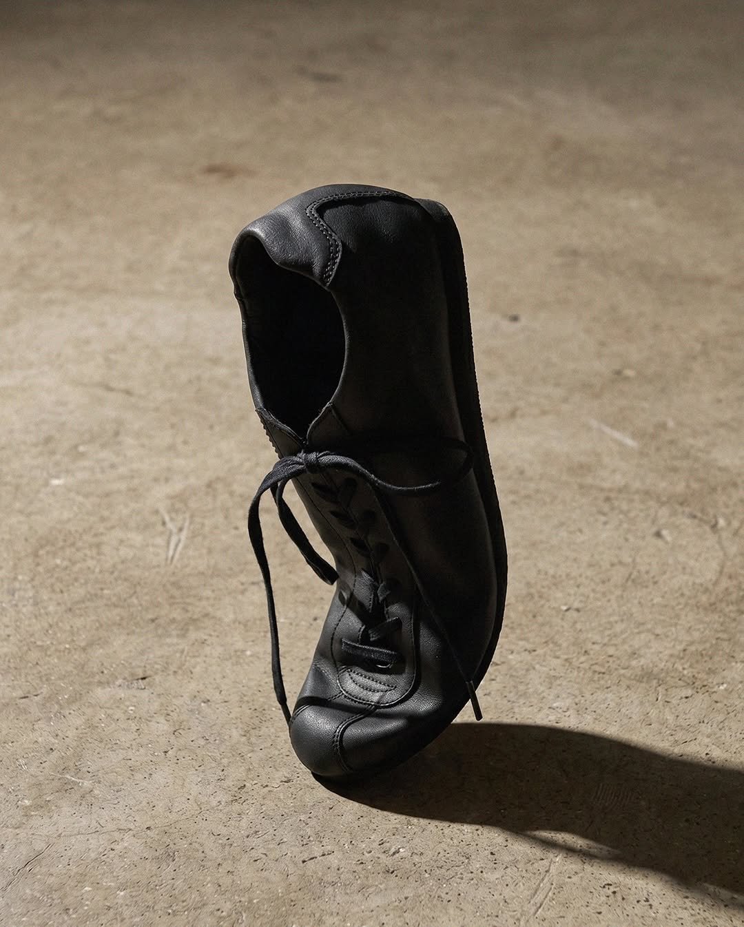 Photo by ️️️피렌체아뜨리에 on April 23, 2026. May be an image of wingtip shoes, toecap shoes and text.