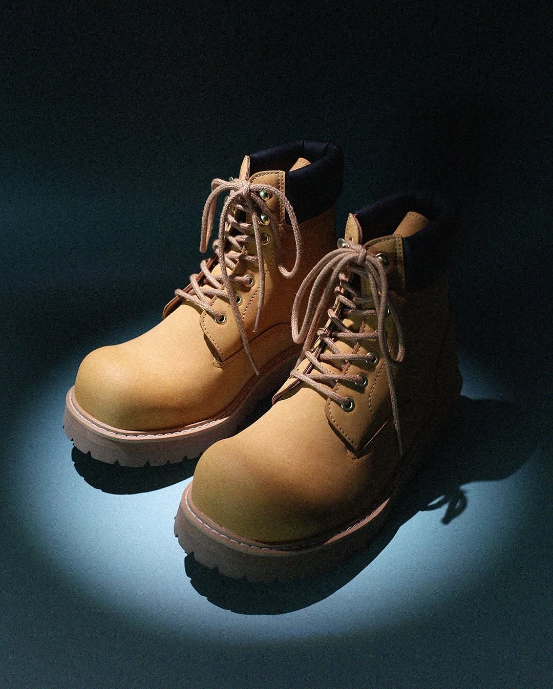 Photo by ️️️피렌체아뜨리에 on November 16, 2025. May be an image of wingtip shoes, boots, toecap shoes and text.