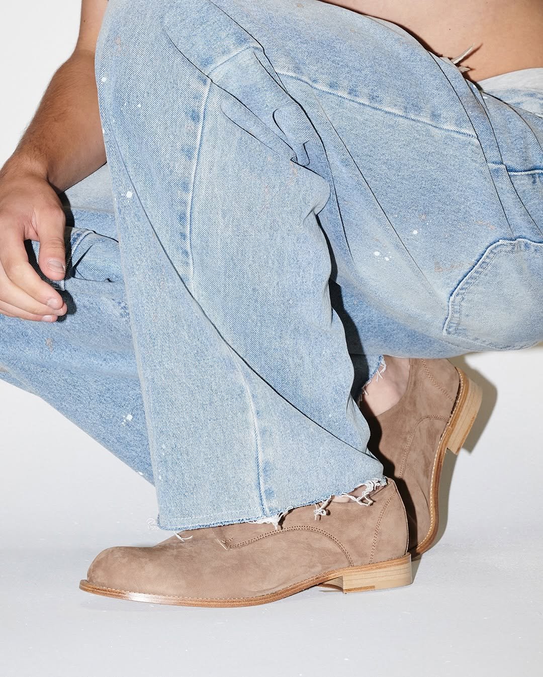 Photo by ️️️피렌체아뜨리에 on October 16, 2025. May be an image of espadrilles, boots and text.