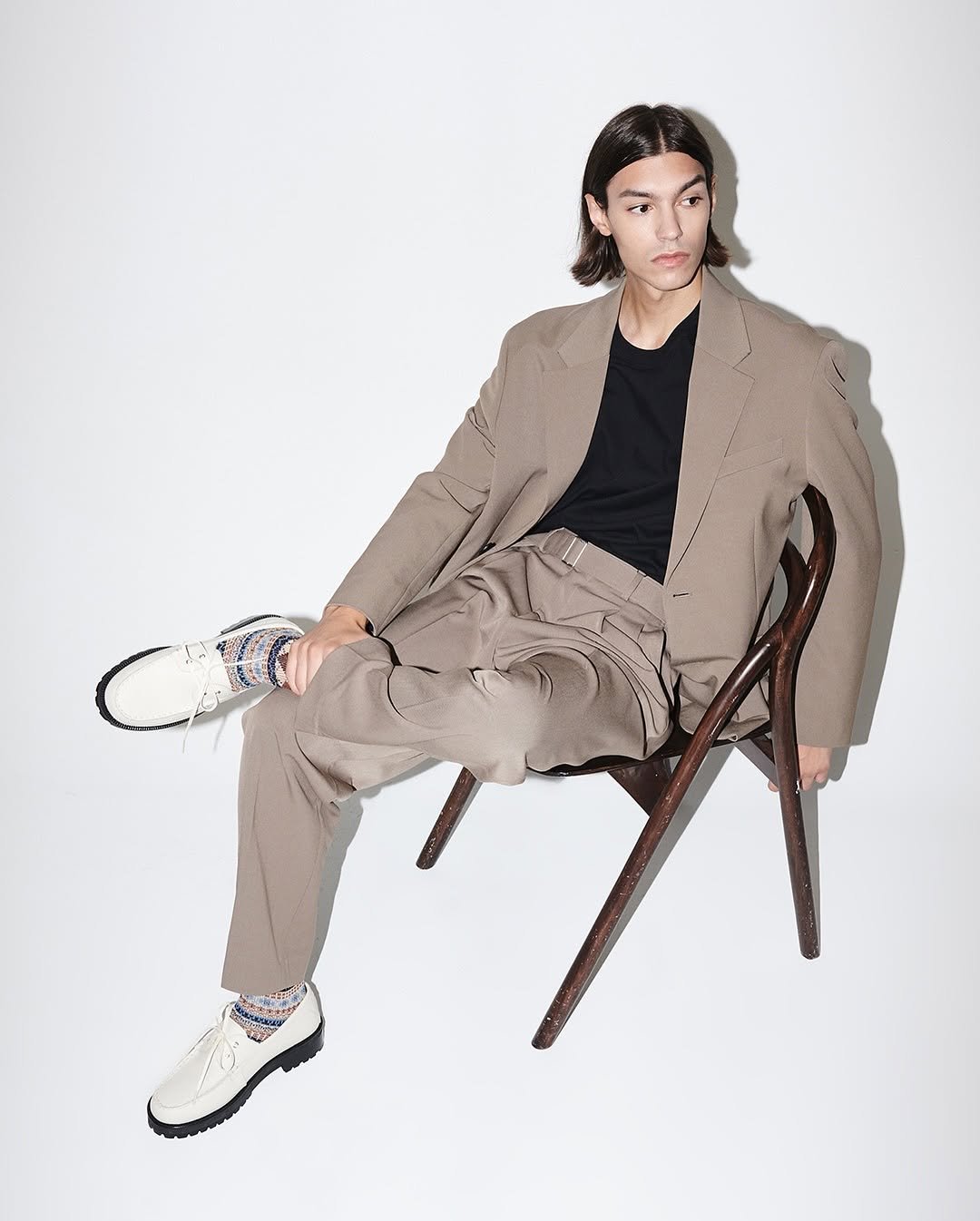 Photo by ️️️피렌체아뜨리에 on September 24, 2025. May be an image of 1 person, wingtip shoes, suit, overcoat, toecap shoes, blazer and text.