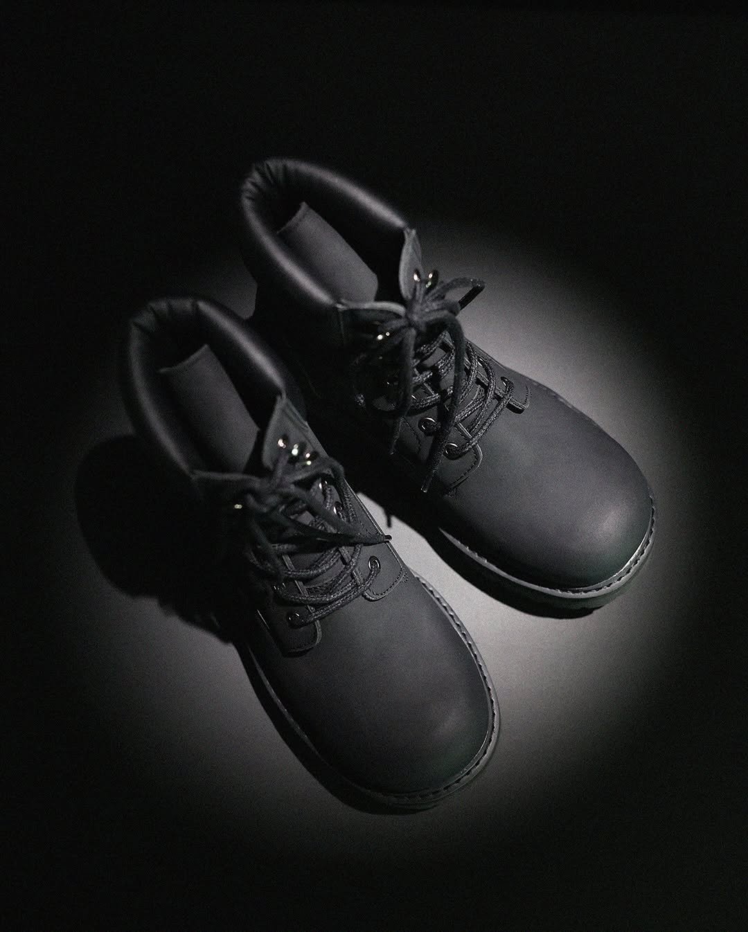 Photo by ️️️피렌체아뜨리에 on November 18, 2025. May be an image of wingtip shoes, boots, toecap shoes and text.