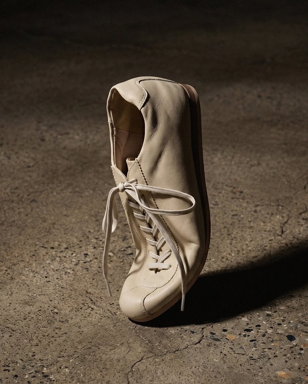 Photo by ️️️피렌체아뜨리에 on April 21, 2026. May be an image of leather, wingtip shoes, toecap shoes, sneakers and text.