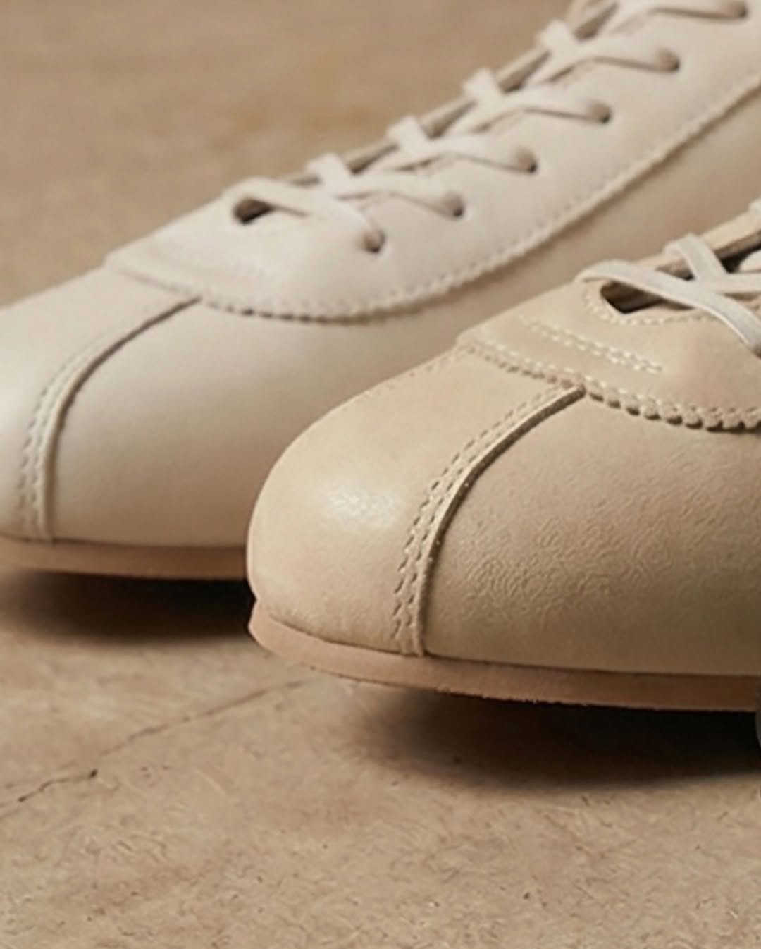 Photo by ️️️피렌체아뜨리에 on April 26, 2026. May be an image of wingtip shoes, toecap shoes, slingback shoes and text.