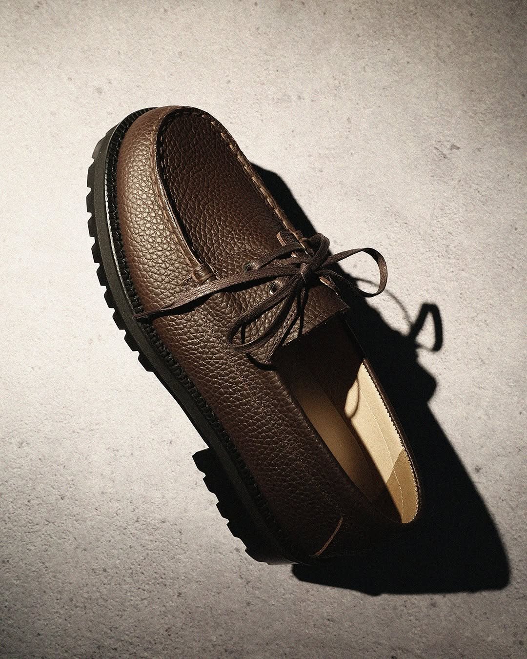Photo by ️️️피렌체아뜨리에 on September 15, 2025. May be an image of espadrilles, wingtip shoes, leather, loafer, toecap shoes and text.