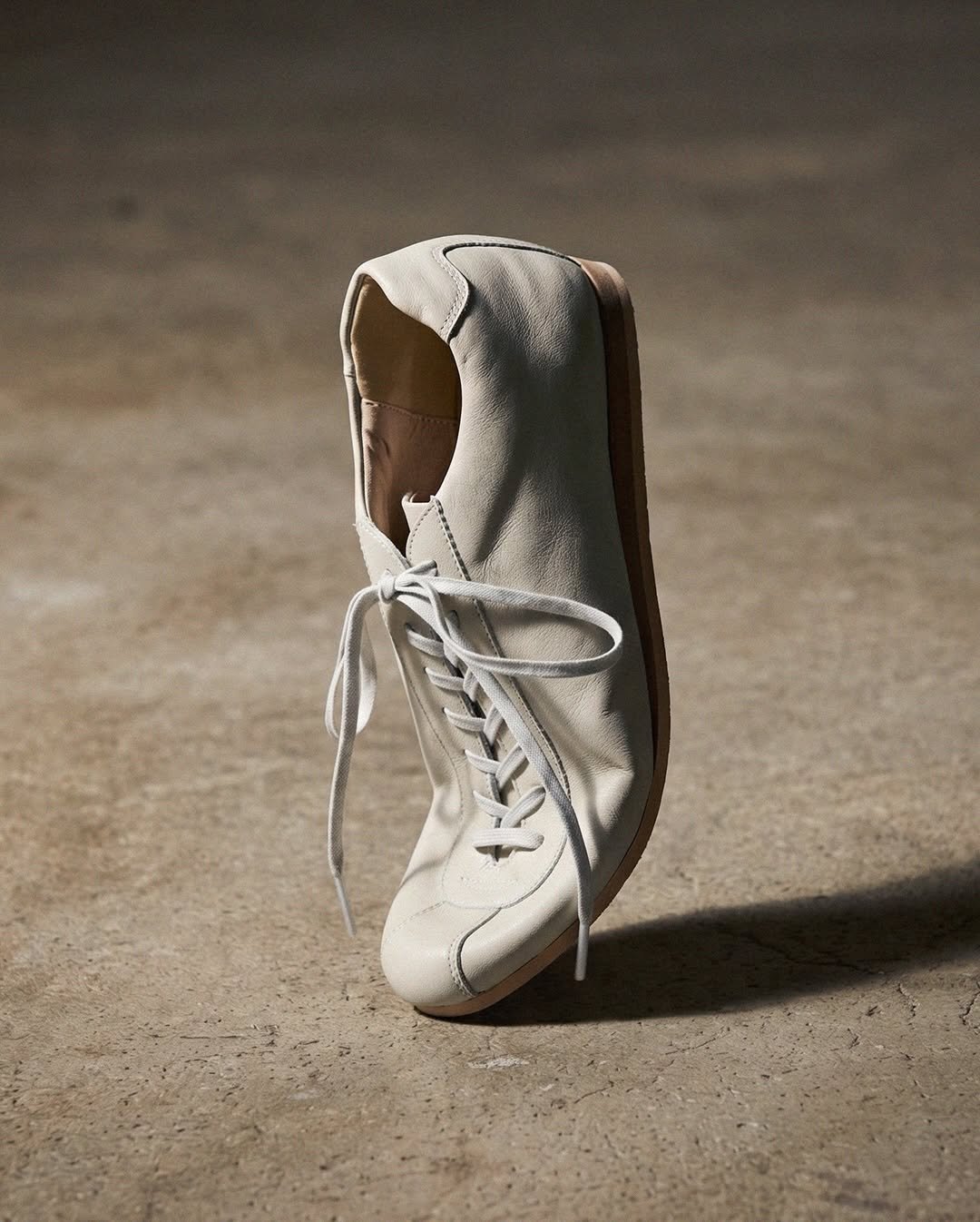 Photo by ️️️피렌체아뜨리에 on April 25, 2026. May be an image of espadrilles, wingtip shoes, toecap shoes, sneakers and text.