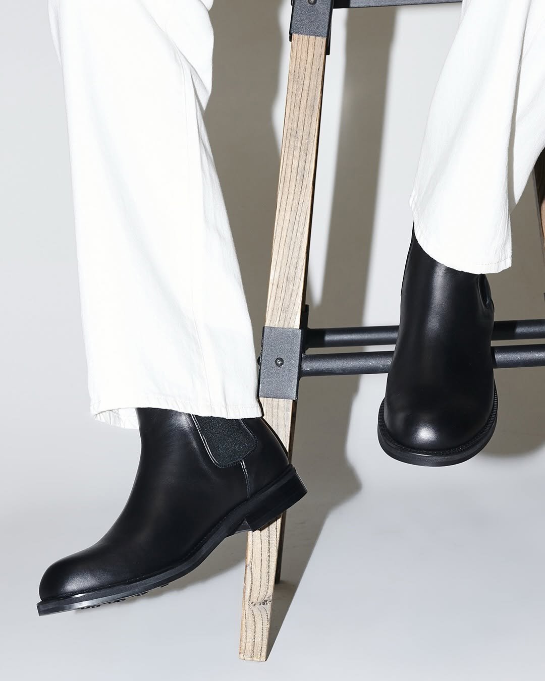 Photo by ️️️피렌체아뜨리에 on September 16, 2025. May be an image of wingtip shoes, slingback shoes, boots and text.