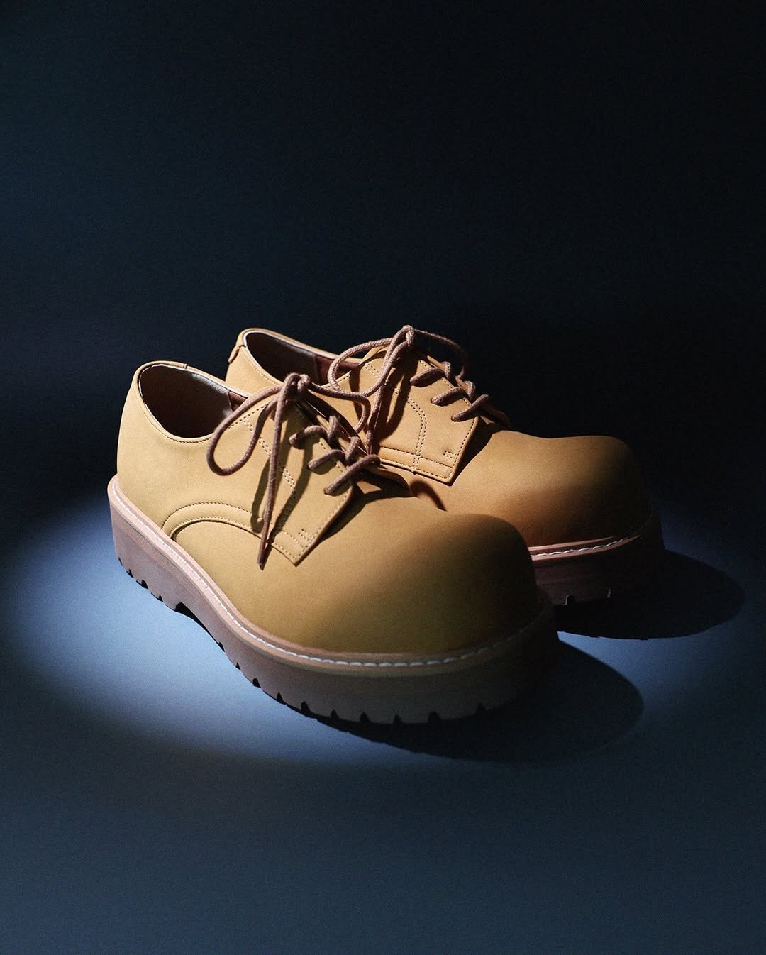 Photo by ️️️피렌체아뜨리에 on November 20, 2025. May be an image of wingtip shoes, boots, toecap shoes and text.