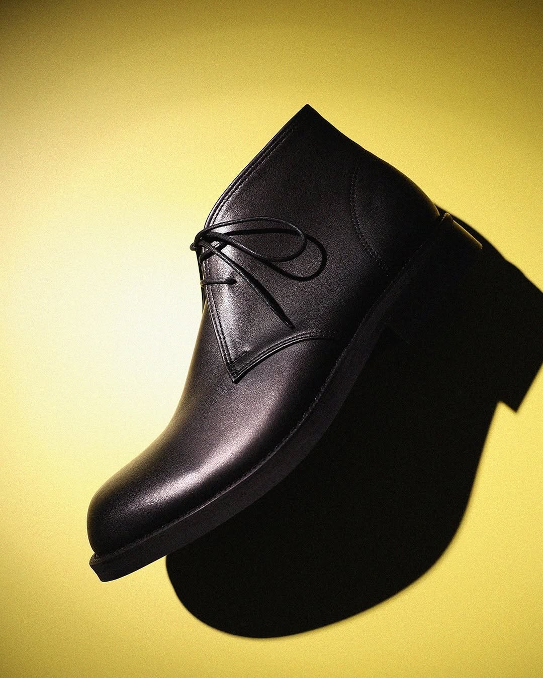 Photo by ️️️피렌체아뜨리에 on September 17, 2025. May be an image of boots, wingtip shoes, slingback shoes and text.