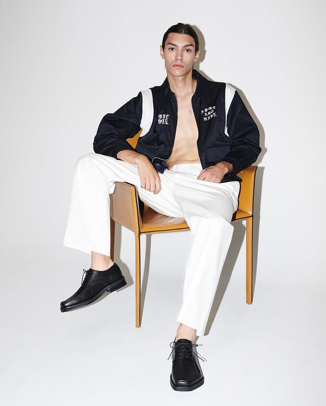 Photo by ️️️피렌체아뜨리에 on September 22, 2025. May be an image of 1 person, wingtip shoes, blazer, flight jacket and text.