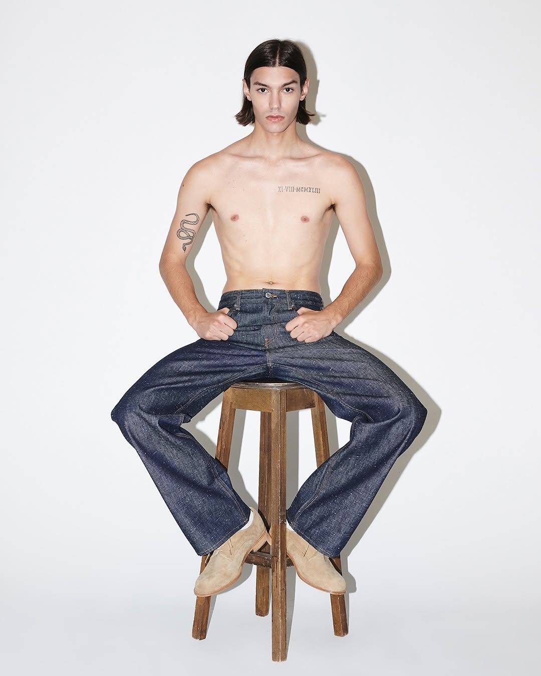 Photo by ️️️피렌체아뜨리에 on September 18, 2025. May be an image of 1 person, footstool and text.