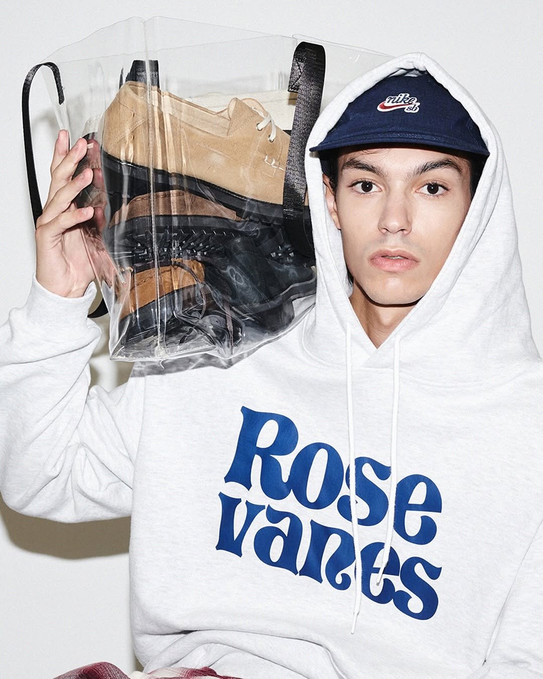 Photo by ️️️피렌체아뜨리에 on August 26, 2025. May be an image of 1 person, parka, sportswear and text that says 'nike 86 Rose se vaces'.