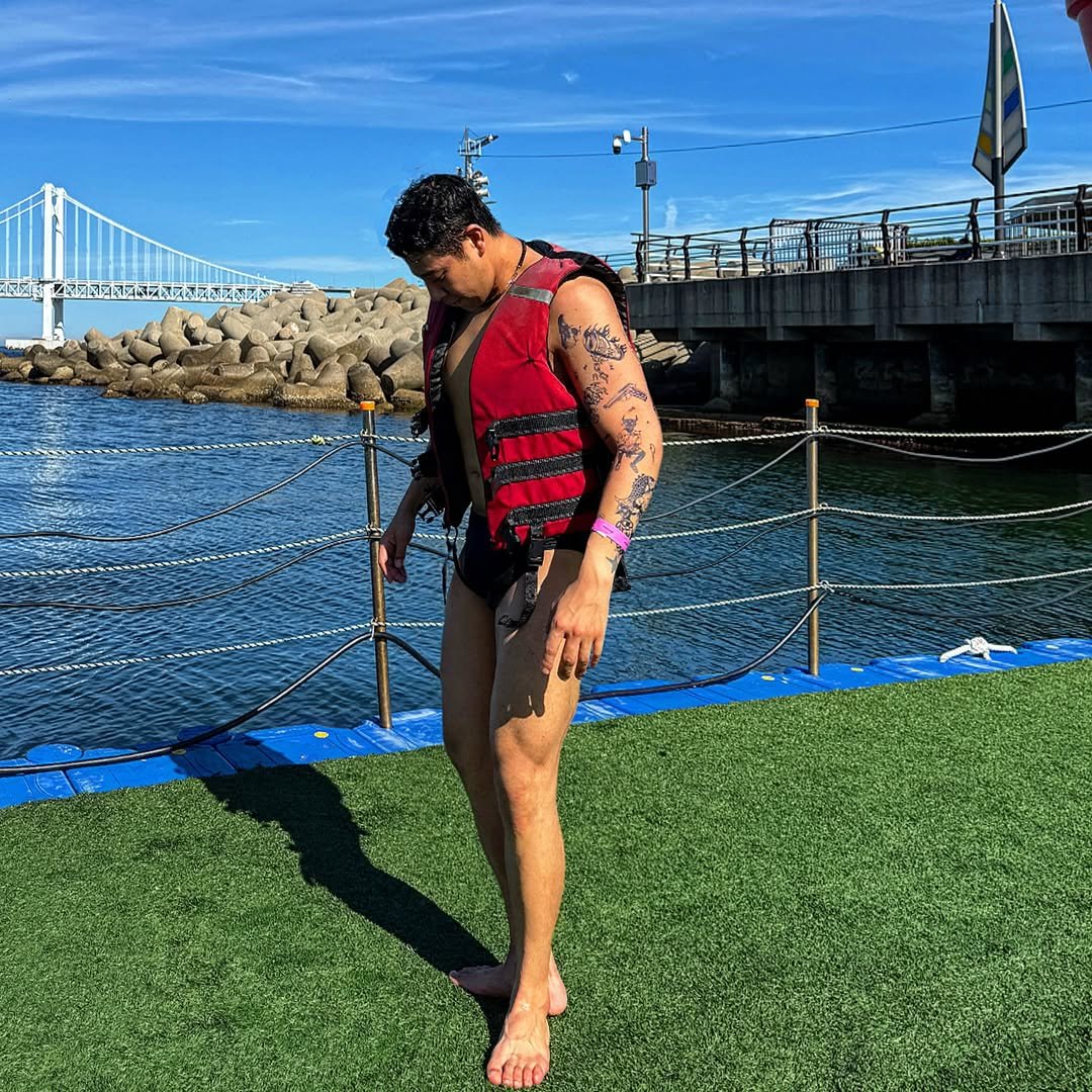 Photo by 연우 in Busan 釜山, South Korea. May be an image of 1 person, wetsuit, bridge and text.
