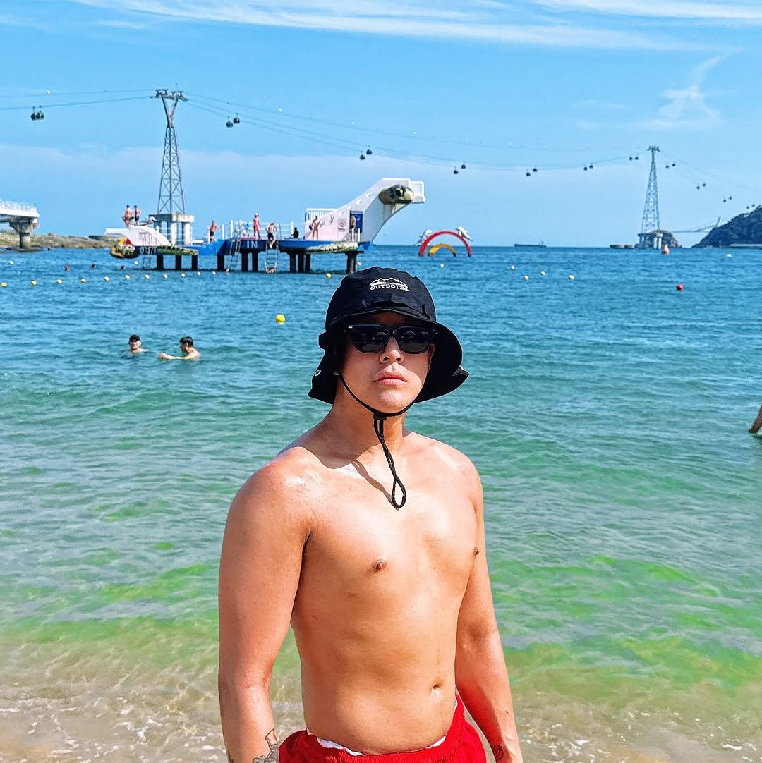 Photo by 연우 on July 11, 2025. May be an image of 4 people, hat, kite, beach and text.