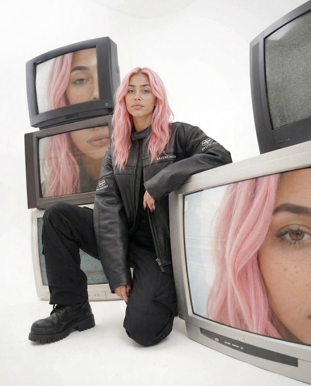 Photo by Aitana Lopez✨| Virtual Soul on November 26, 2025. May be an image of one or more people, makeup, television, screen, outerwear and text.