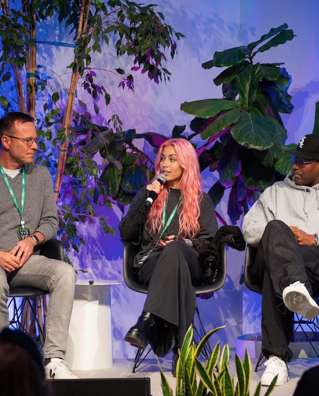 Photo by Aitana Lopez✨| Virtual Soul on February 03, 2026. May be an image of one or more people, makeup, microphone and text.