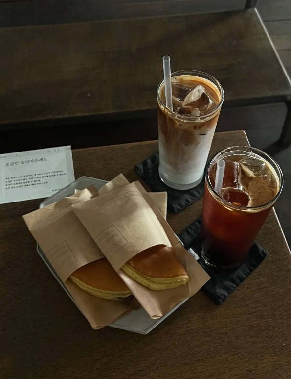 Photo by 운동하는 간호사 고윤 on September 10, 2025. May be an image of dessert, coffee, coffee cup, bread, cornflower and text.