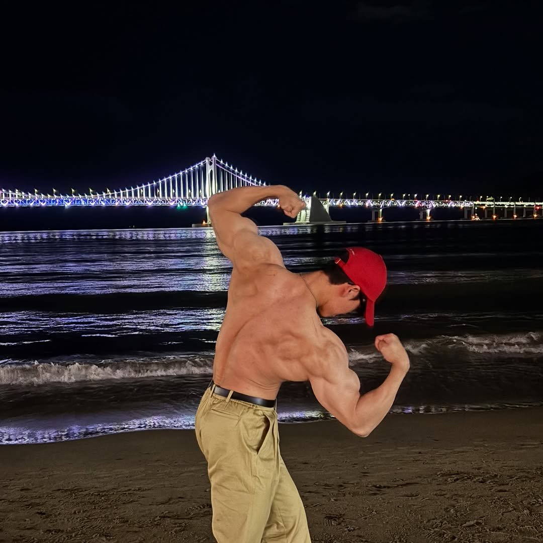 Photo by 지민GYMIN on September 21, 2025. May be an image of 1 person, biceps, body building, beach, bridge and text.