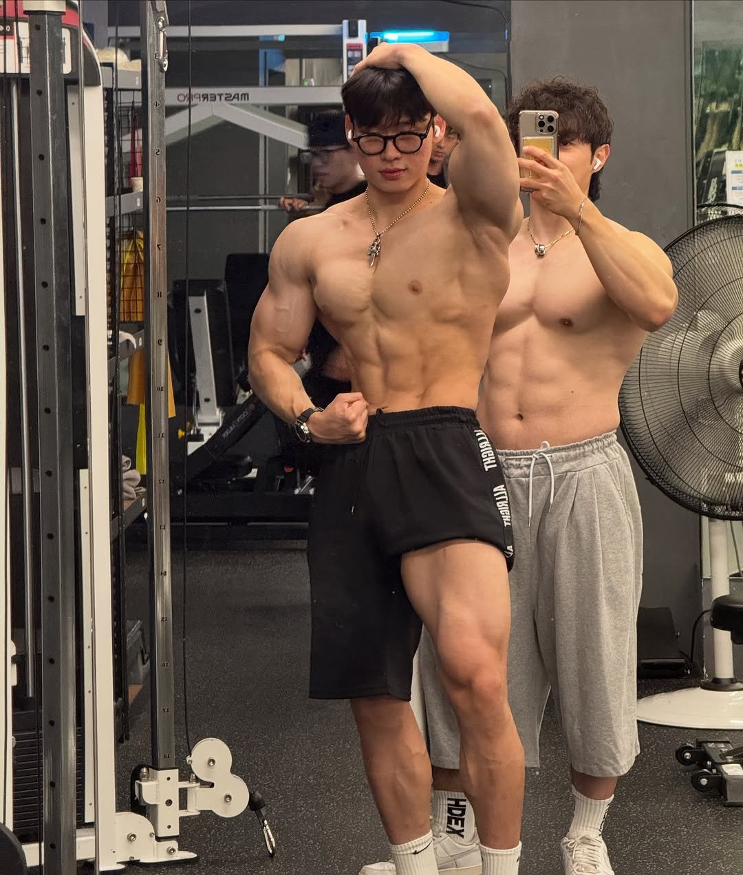 Photo by 지민GYMIN on September 15, 2025. May be an image of 2 people, biceps, people bodybuilding and text.